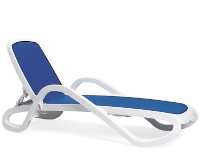 Шезлонг ALFA с подлокотниками, белый каркас, синяя ткань